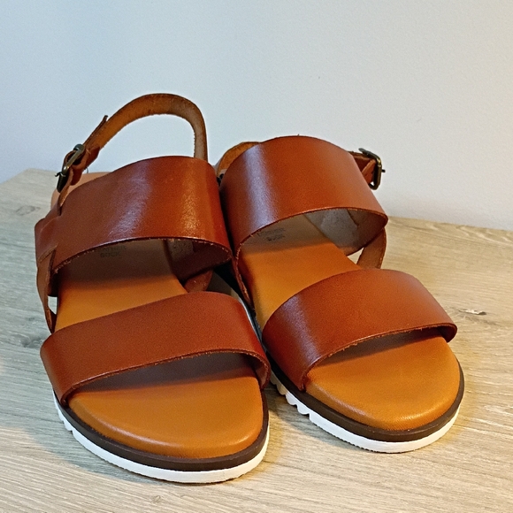 Bertuchi Leather Sandals Adjustable Straps Size 7.5 New With Tags - Picture 1 of 9